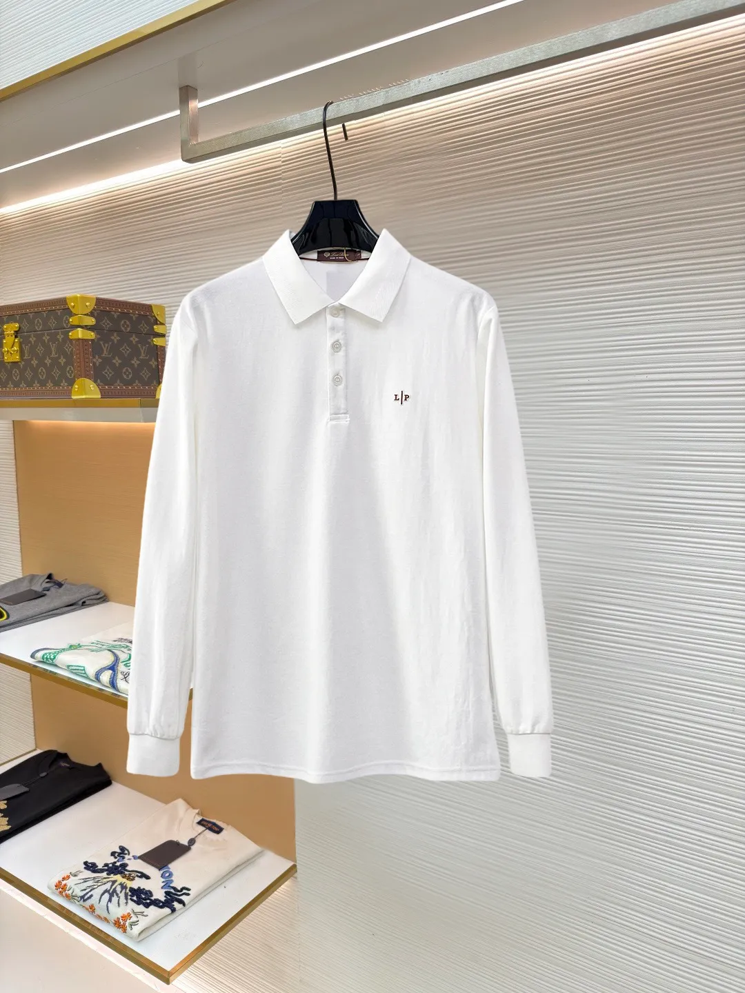 LP New Arrival long-sleeved Polo shirt, original fabric, official Same Style, made of pure cotton pique fabric, custom-made in the same vat, feels very comfortable and smooth, very wide and stylish, produced by factory for first-line brands, imported Behringer embroidery machine, embroidery is full and textured, collar and collar ribs are woven with imported yarn, does not deform after long-term wear, the most New Arrival style in autumn and winter, fashionable and individual Super Versatile and good-looking. It is very suitable for both men and women. It is a must-have for everyone. Size: M-XXXL